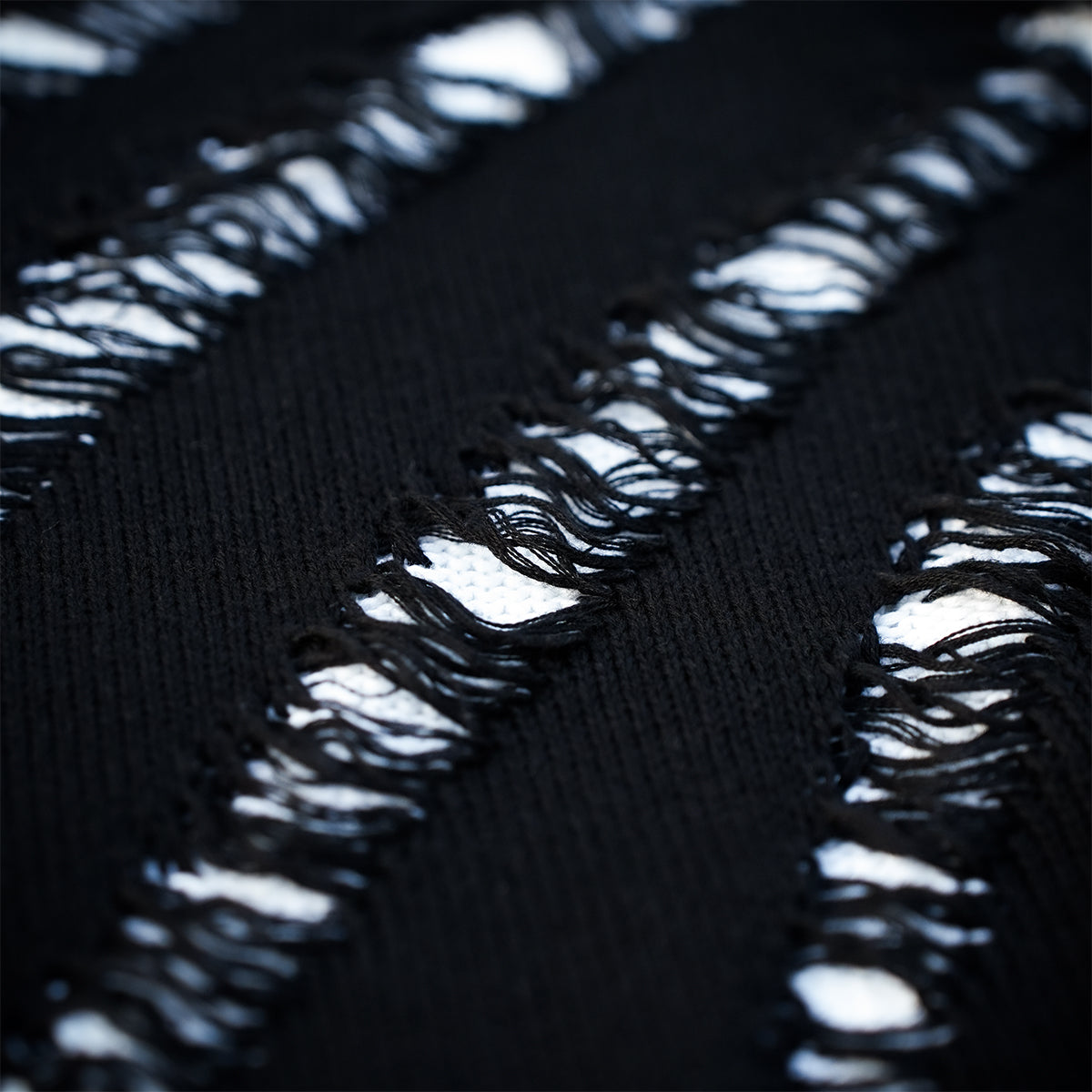 CLAWED SWEATER - BLACK